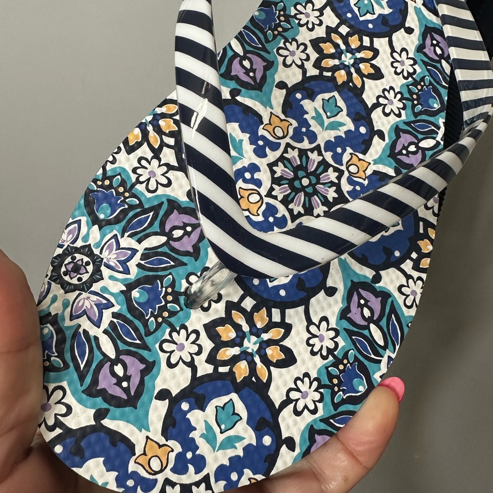 NEW Vera Bradley Flip Flops Size 9-10 Lisbon Medallion Cool Blue - Picture 2 of 6